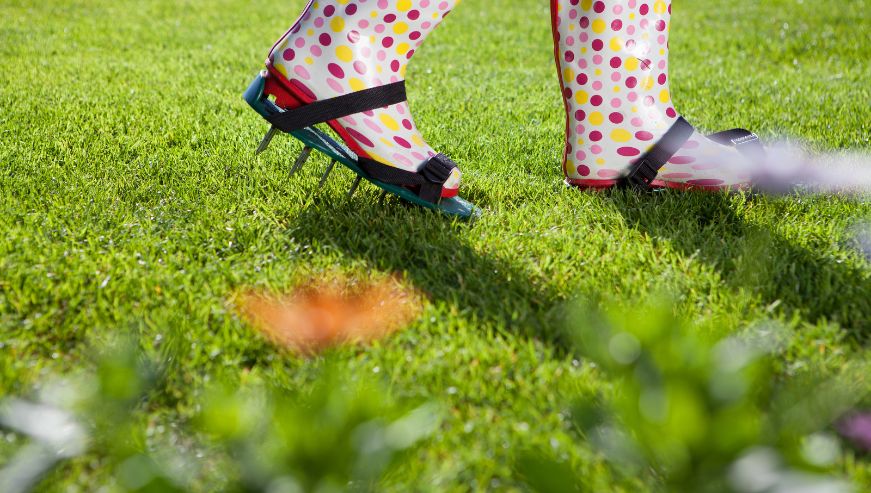 Arieggiare il prato con gli arieggiatori da scarpa